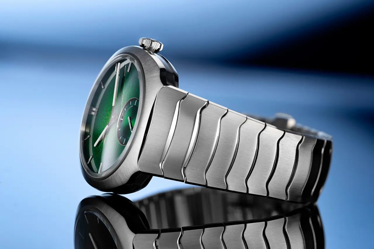 Side profile and integrated steel bracelet of the H. Moser & Cie. Streamliner 39mm case