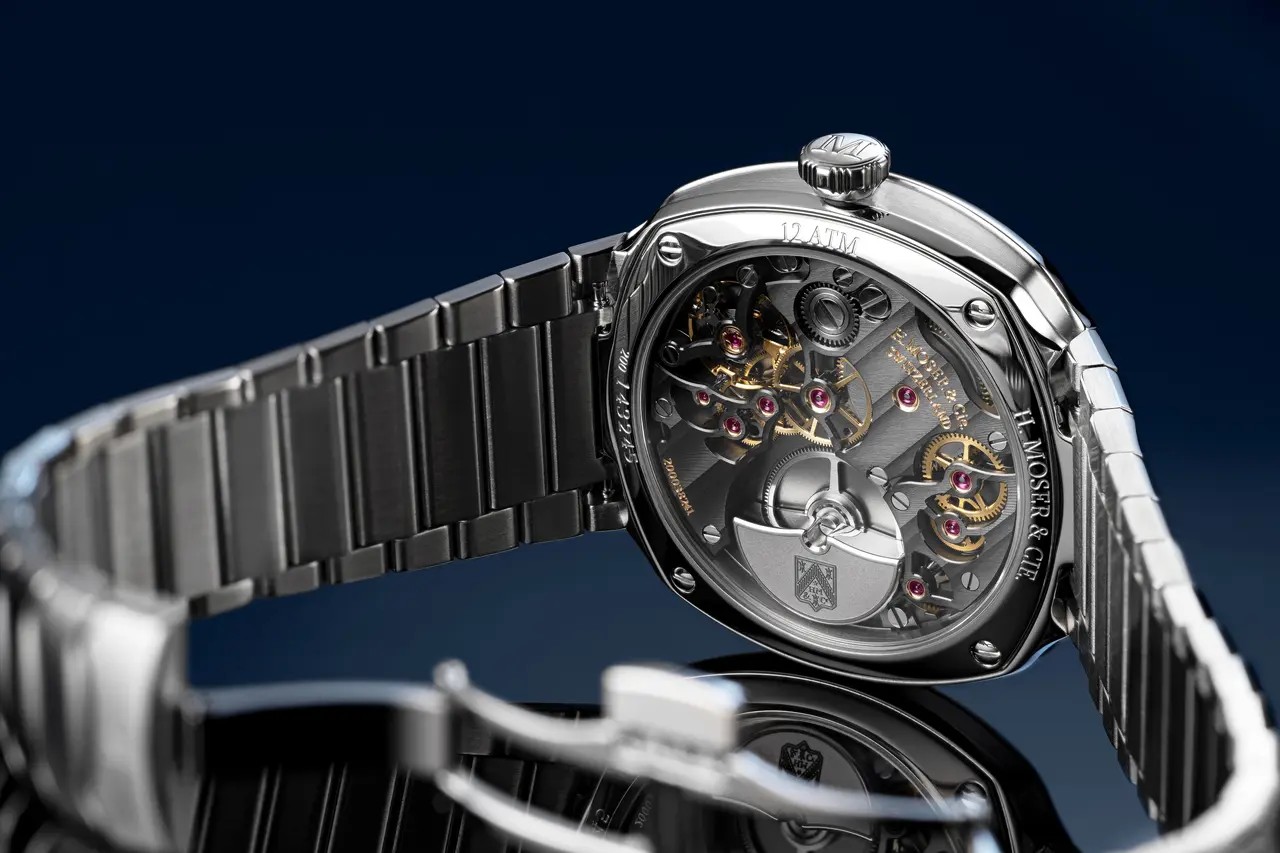 Sapphire caseback revealing the calibre HMC 500 micro-rotor automatic movement